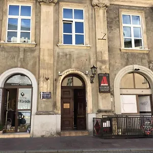  Ostello House
